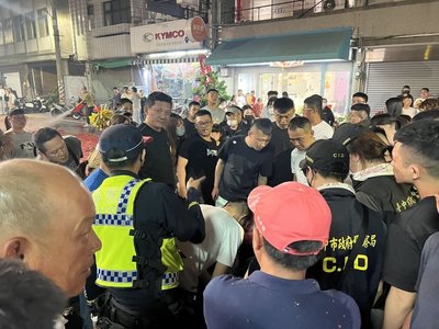 大甲媽回鑾插曲　醉男推擠民眾咆哮遭警壓制管束