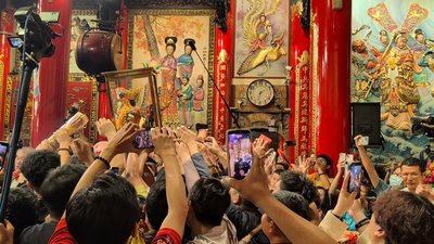 信眾熱情簇擁鑽轎底　大甲媽祖凌晨回鑾安座