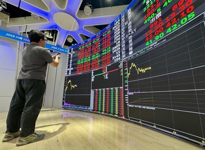 台股4萬點得而復失　台積電尾盤遭摜壓收2215元