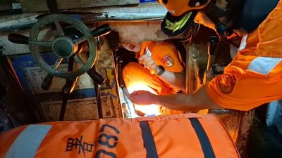 漁船主機失動力　澎湖海巡化身「海上黑手」救援