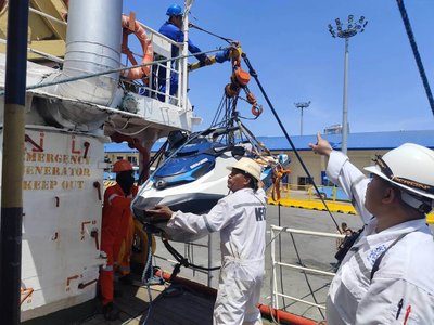 菲律賓民團赴南海  駕水上摩托車揮國旗宣示主權