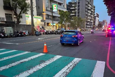 台中男開車轉彎撞上行人　女子搶救2天不治