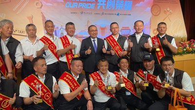 勞動節前夕頒獎　侯友宜表揚模範勞工、優良駕駛