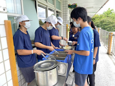 台東免費營養午餐9月升級 學童可吃到整塊雞腿排