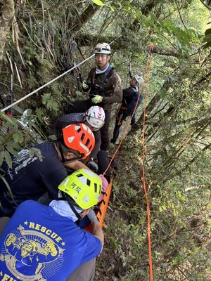 女登山客北大武山跌落邊坡  意識模糊吊掛送醫