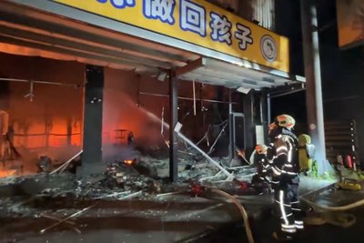 桃園平鎮夾娃娃機店凌晨大火　濃煙竄天幸無人傷困