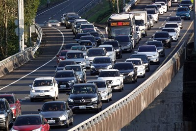 勞動節連假收假　國5上午估現北返車潮