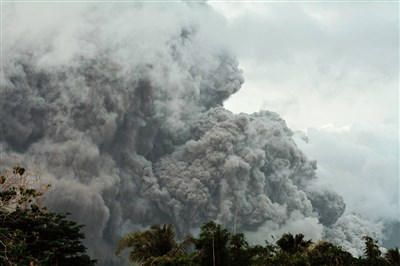 菲律賓馬永火山噴發火山灰　逾300戶家庭撤離