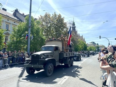 捷克皮爾森紀念二戰美軍解放　300輛軍車遊行吸睛