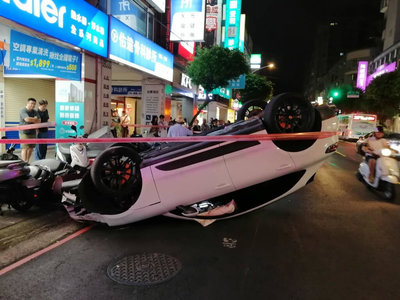 新北永和轎車衝撞變電箱翻覆　肇事駕駛涉毒駕