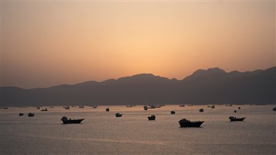 川普：5/4展開「自由計畫」護航滯荷莫茲海峽船隻脫困