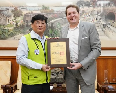 美在台協會高雄分處長辭行 澎湖副縣長贈榮譽縣民證