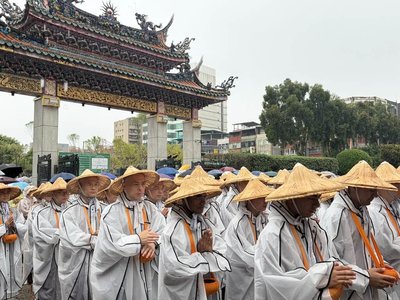 佛光山行腳托缽　百餘名新戒走入西門町結善緣
