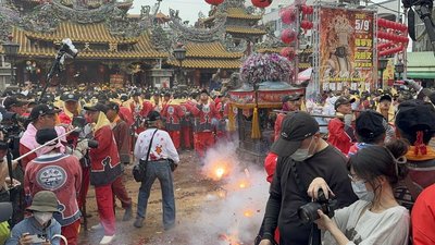 北港朝天宮迎媽祖登場　炸轎、犁炮輪番上陣