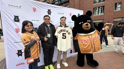 伍志翔施展棒球魂  MLB巨人台灣日開球