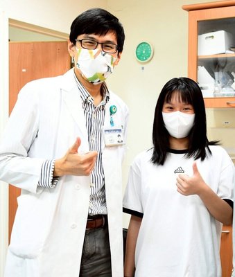 圓禿少女遭嘲笑封閉自我　大林慈院治療重拾笑容