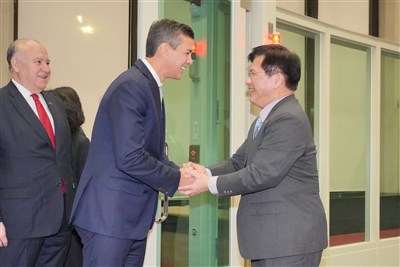 巴拉圭總統潘尼亞抵台　林佳龍代表賴總統接機表歡迎