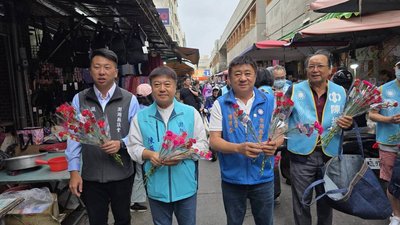 母親節前夕  澎湖縣長參選人送康乃馨表祝福