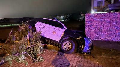 苗警攔截違規車不慎碰撞卡水溝　2員受傷送醫