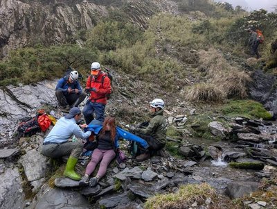 合歡山東峰登山客失聯 手機定位助搜救隊尋獲女團員