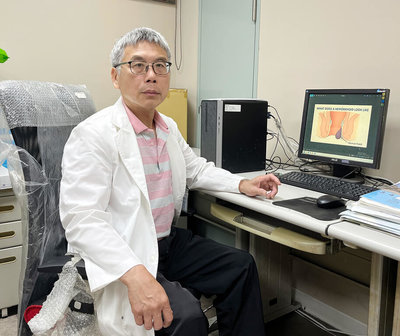 久坐馬桶滑手機易得痔瘡　醫師提醒「速戰速決」