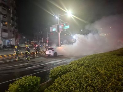 台中轎車火警一度傳爆炸聲　警消馳援撲滅無人傷