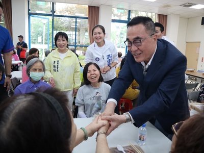 新北藍綠搶銀髮票　李四川蘇巧慧均喊敬老卡升級