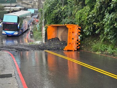 新店砂石車疑煞車失靈撞巴士 8人輕傷送醫