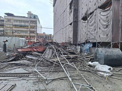 新北新莊工地鷹架倒塌2傷　1工人高樓墜落命危