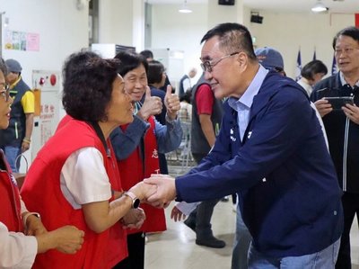 李四川宣傳敬老卡升級　蘇巧慧秀蔡英文開箱競辦