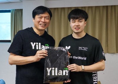 贈林昀儒「宜蘭帽T」　林國漳允優化運動環境