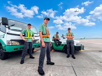 立榮航空勤務人員新制服　機能POLO衫搭飛行夾克