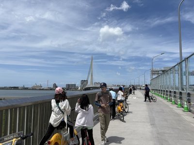 淡江大橋首週末湧車人潮　駕駛：車陣中賞景不枯燥