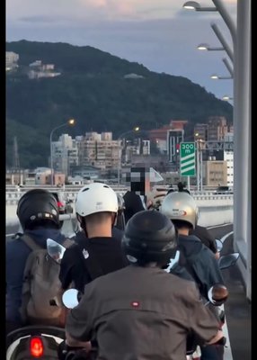 淡江大橋機車疑看風景減速致塞　警鎖定開罰6千起跳