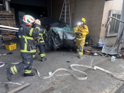 高雄轎車連撞4機車致5傷 再撞進工廠駕駛不治疑毒駕