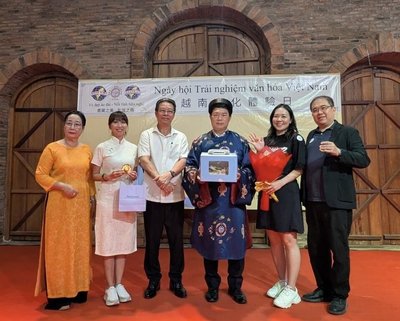 駐胡志明辦事處辦奧黛體驗 台僑送暖募捐橙劑受害者