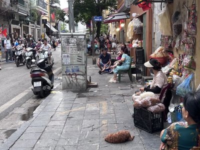 河內打擊占用人行道  還路於民與街頭經濟難兩全