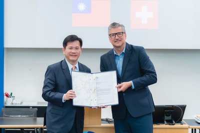 林佳龍參訪瑞士伯恩大學　捐贈蓬萊獎學金