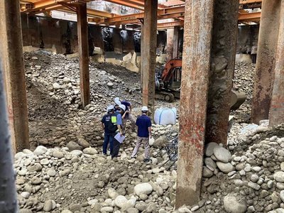 台中西屯潮洋溪遭排入泥水  市府勒令建案停工