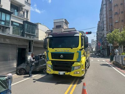 混凝土壓送車支架滑脫 橫掃路旁車輛秒成廢鐵