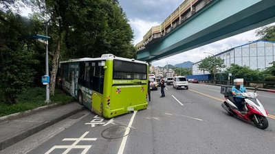 北市公車疑機械故障撞山壁釀3輕傷  車禍原因待查