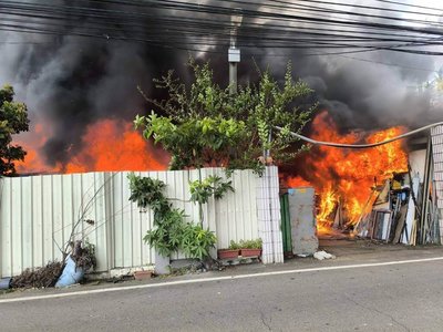 台中大里鐵皮工廠火警　火勢猛烈濃煙竄天無人傷