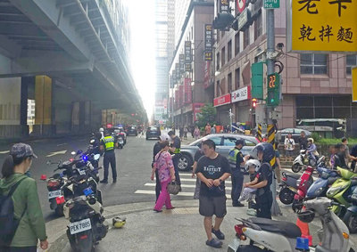 新北中和車禍涉毒駕　汽車撞擊機車2人送醫