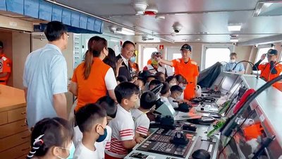 澎湖小朋友登千噸級巡防艦  感受海巡執勤辛勞