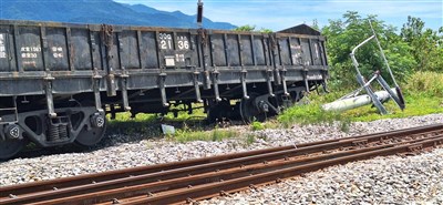 台鐵池上站2事故　貨物列車出軌、普悠瑪勾斷電車線