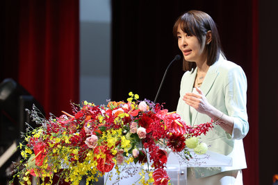 賈永婕出席世新畢典　勉年輕人擁有叛逆的靈魂