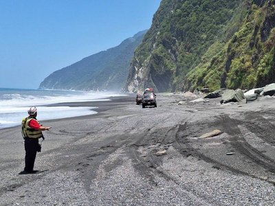 漲潮浪大25人困南澳海蝕洞 消防馳援歷2小時全脫困