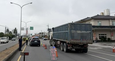 里港警攔查近百輛大型車　防堵砂石車毒駕釀禍