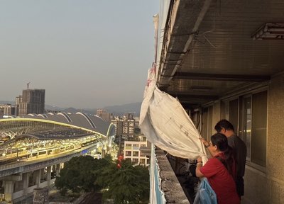 台中補習班廣告帆布鬆脫欲墜　環保局要求處理