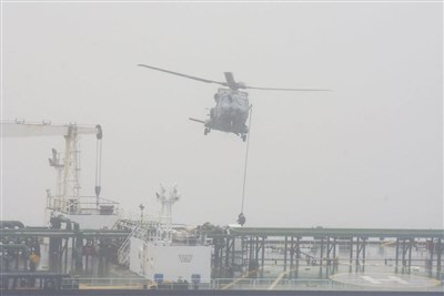法英等國聯手扣押俄影子艦隊油輪　突擊隊直升機垂降登船[影]